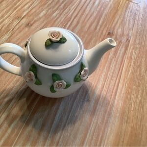 Sweet teleflora tea pot like new too